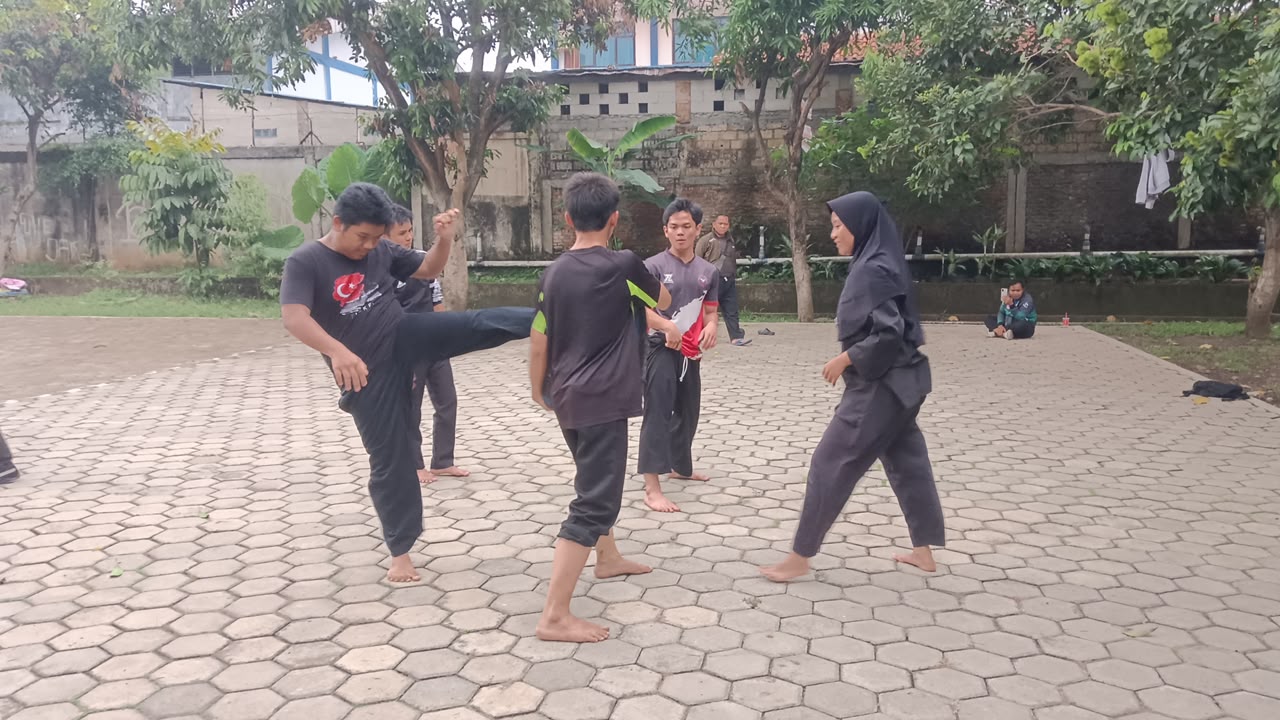 Ekskul Bela Diri MAN 1 Bogor Perkuat Fisik melalui Latihan Kekuatan Kaki