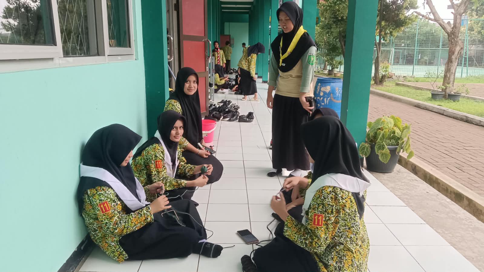 Anggota PMR MAN 1 Bogor Antusias Praktik Simpul dan Pembuatan Tandu