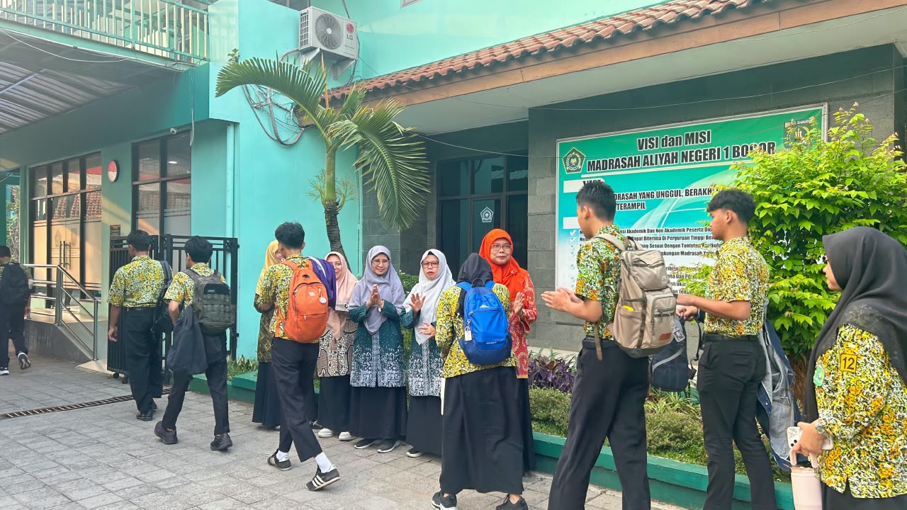 Guru MAN 1 Bogor Sambut Murid di Gerbang Madrasah Sejak Pukul 06.00 WIB
