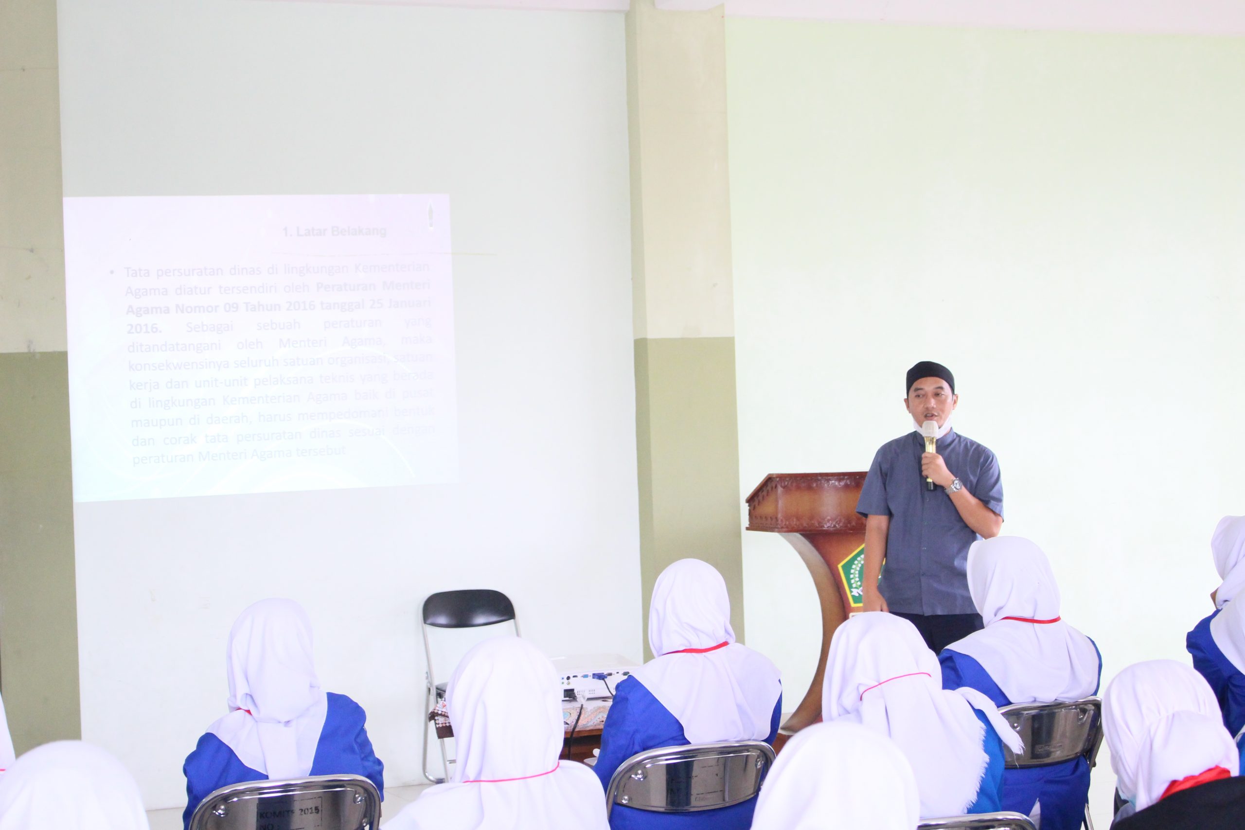 H Rahmatulloh SE M.A.B sedang memberikan materi pada acara LDKS MAN 1 Bogor