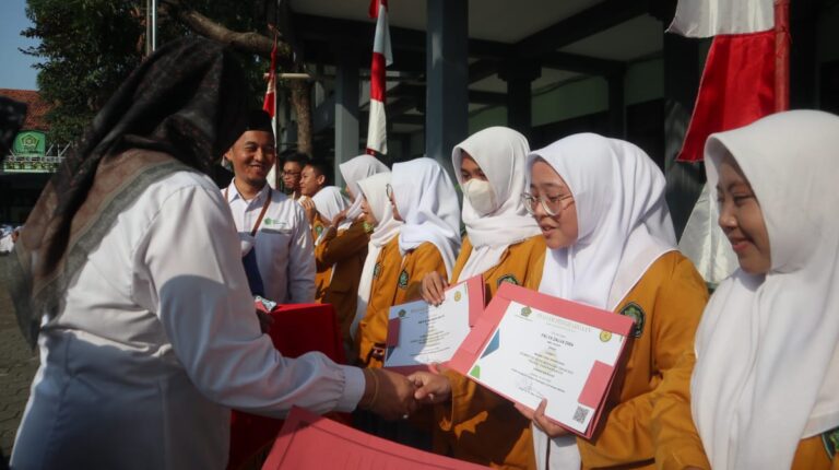 MAN 1 BOGOR ANUGERAHKAN BEASISWA BAGI PERAIH PRESTASI AKADEMIK DAN NON AKADEMIK
