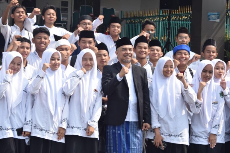 Guru dan Siswa MAN 1 Bogor Berpartisipasi dalam Upacara Hari Santri 2023