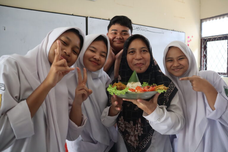 MAN 1 Bogor Merayakan Hari Santri dengan Lomba Nasi Liwet dan Tumpeng Antar Kelas