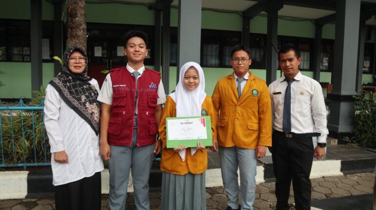 Azka dan Eksktrakulikuler Jurnalistik MAN 1 Bogor Raih Juara 1 Food Review Festival Akafood