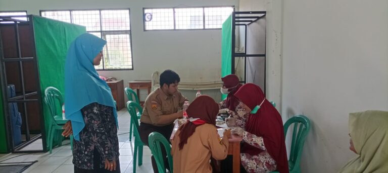 Pemeriksaan Penyakit Tidak Menular di MAN 1 Bogor Kampus Karadenan bekerjasama Dengan Puskemas Karadenan