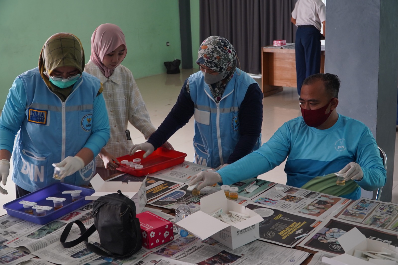 DETEKSI DINI PEREDARAN NARKOBA, MANSABO LAKUKAN TES URINE SISWA BARU