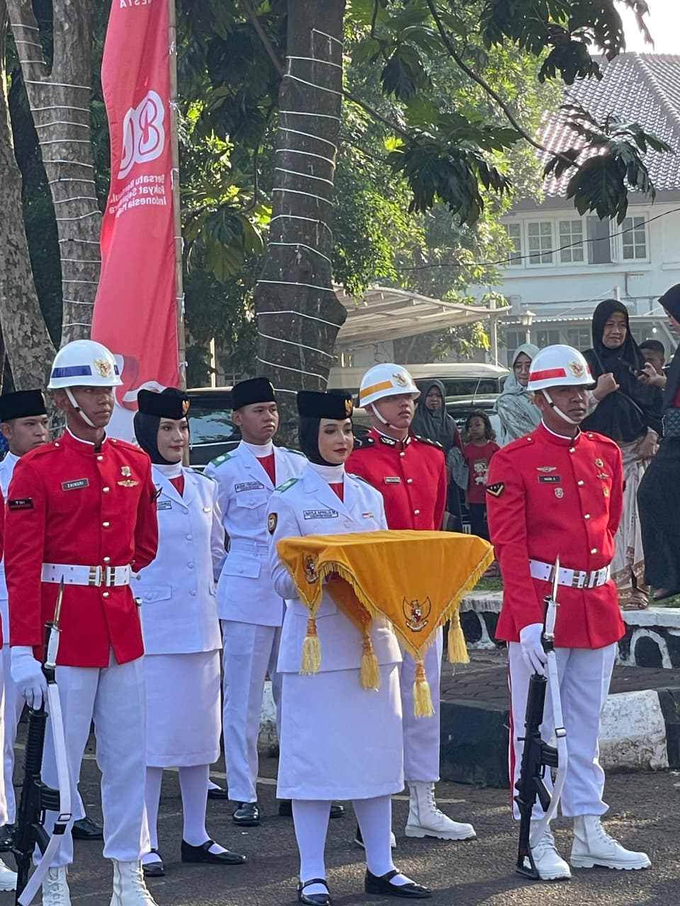 SISWI MAN 1 BOGOR, NAYLA APRILIA MU'MIN, JADI PEMBAWA BAKI BENDERA PADA UPACARA HUT KE-80 RI DI KABUPATEN BOGOR
