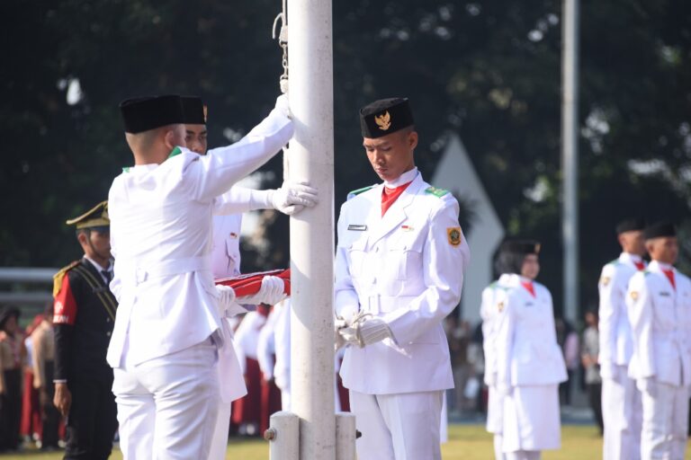 PASKIBRA MAN 1 BOGOR TAMPIL SEBAGAI PETUGAS UPACARA HUT KE-80 RI DI KECAMATAN CIBINONG