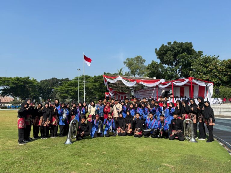 MARCHING BAND MAN 1 BOGOR TAMPIL MEMUKAU DI UPACARA HUT KE-80 RI DI KECAMATAN CIBINONG