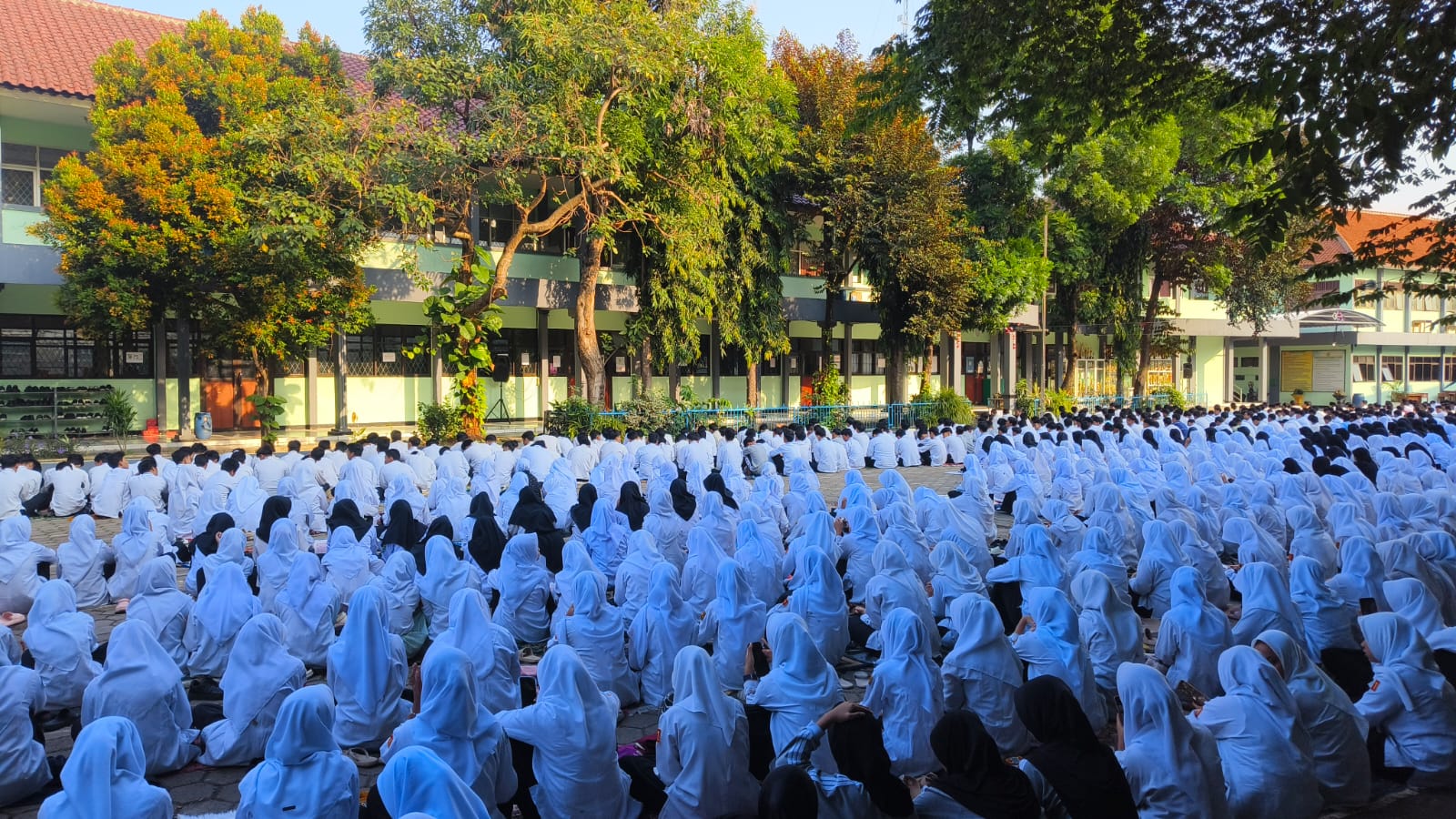 MAN 1 BOGOR GELAR TAWASSUL DZIKIR TAHLIL UNTUK MENDOAKAN PARA PAHLAWAN DAN PARA GURU MANSABO