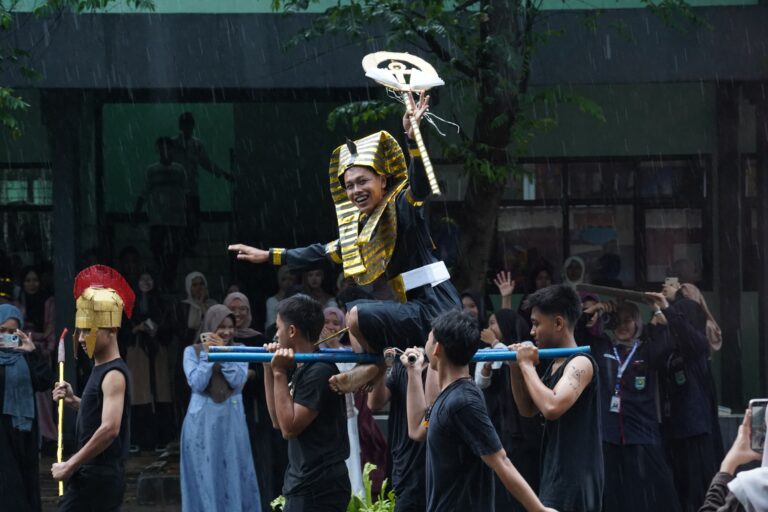 LOMBA FASHION SHOW WARNAI KEGIATAN MAULID NABI DI MAN 1 BOGOR