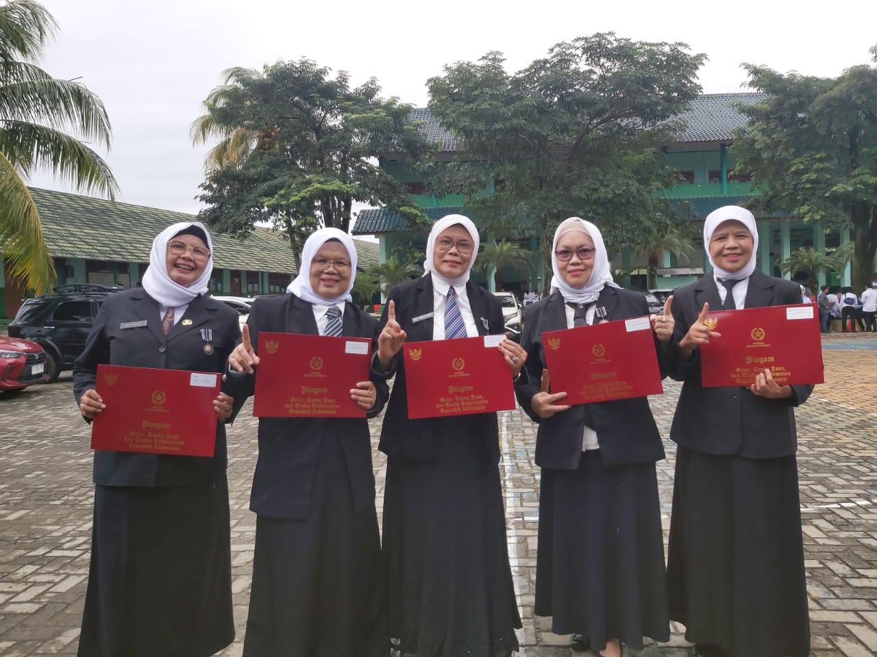 Guru MAN 1 Bogor Terima Satyalencana Karya Satya pada Peringatan HAB ke-80 Kemenag