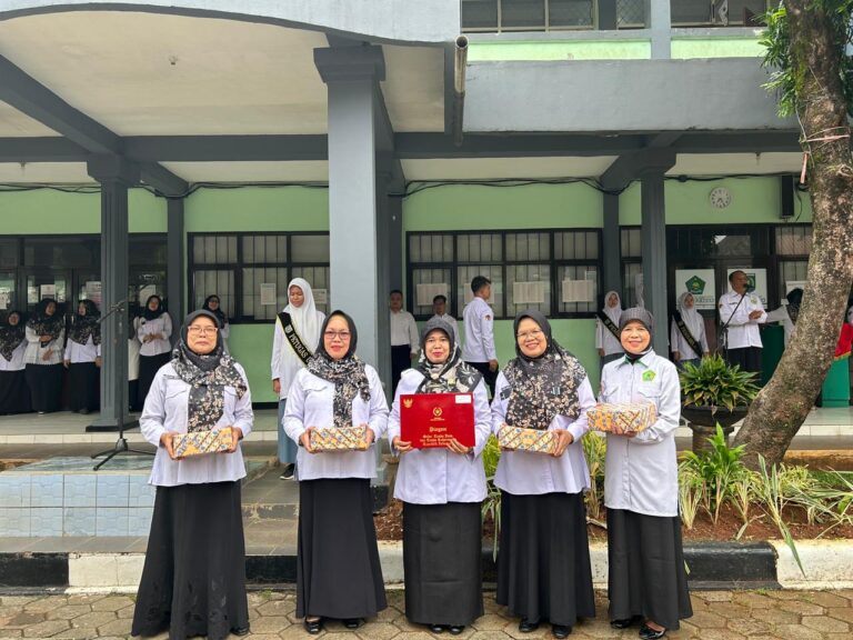 Kepala MAN 1 Bogor Berikan Apresiasi kepada Guru Penerima Satyalencana Karya Satya