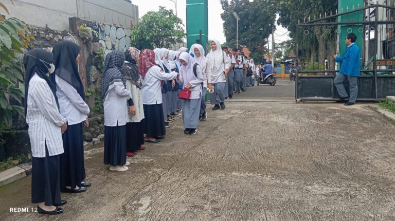 Rutin Sambut Siswa di Gerbang, MAN 1 Bogor Kampus 2 Karadenan Bangun Semangat Belajar dan Harmoni